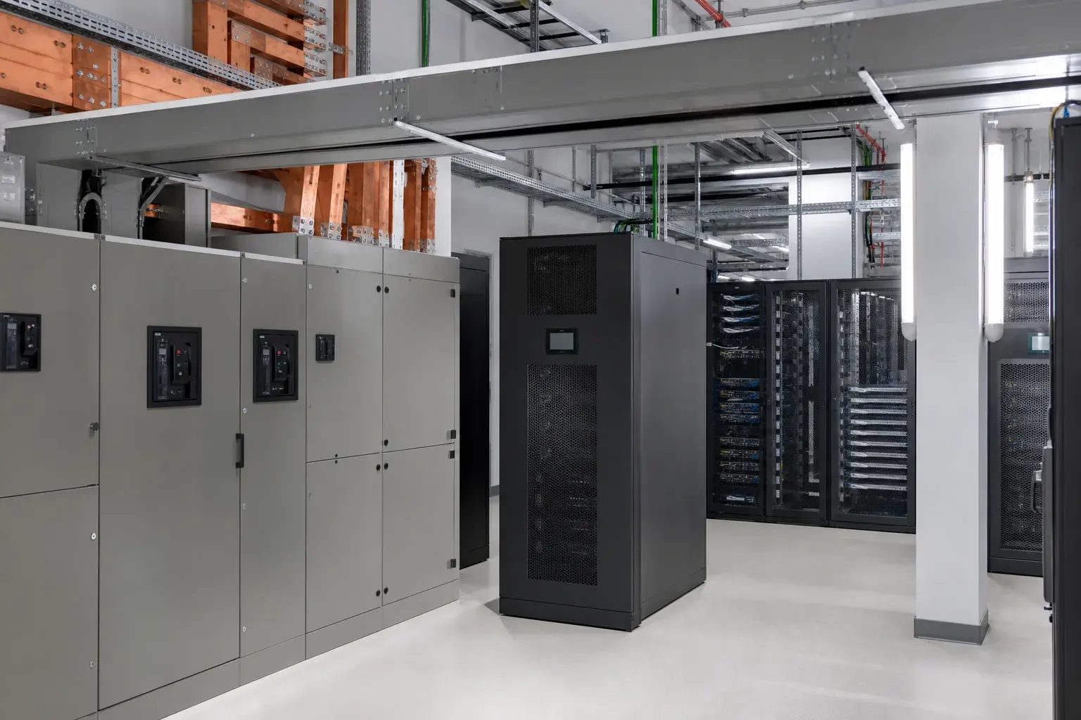 Painéis elétricos, climatização e racks integrados no Data Center